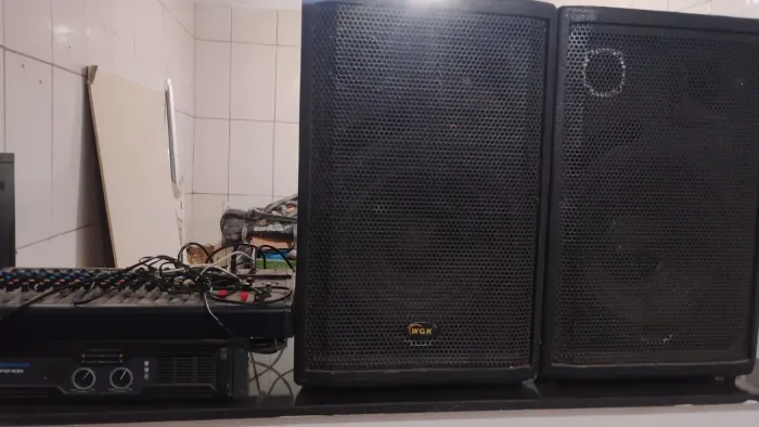 Vendo mesa de som + caixas de som pra Igreja
