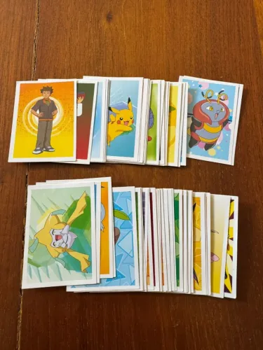 Lote Pokémon - 88 Figurinhas - 63 Distintas + Mini-cards Bônus