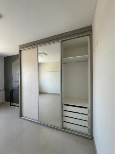 Guarda roupa com espelho