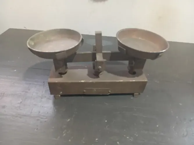 Balança Antiga Tipo Roberval Nº 206699 - Capacidade 1 kg
