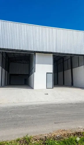GALPÃO P/ LOCAÇÃO MEDINDO 500 m2 P/ LOCAÇÃO EM VIA PRINCIPAL DE FRENTE AV, DAS TORRES!