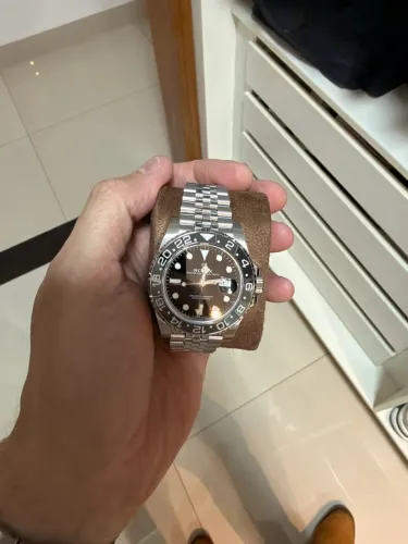 relógio da imagem é um Rolex GMT-Master II "Bruce Wayne"