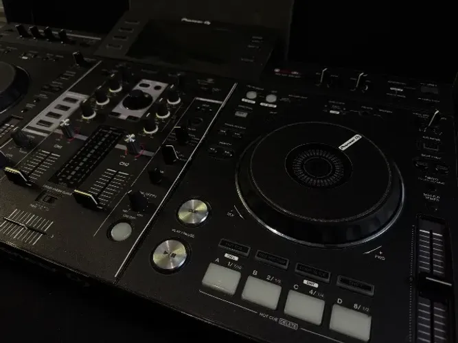 Controladora Pioneer XDJ RX com Hard Case + Skin