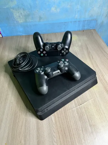 PlayStation 4 Slim / PS4 Slim
