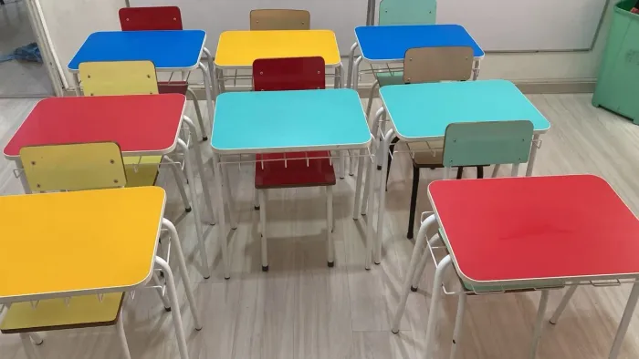8 mesas e 8 cadeiras escolares