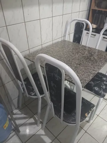 Mesa de marmore cozinha com quatro cadeiras.