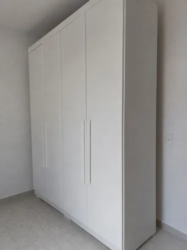 Guarda roupas semi-novo branco