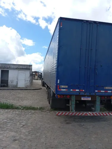 Carreta bau 28 pallets 107m 2011
