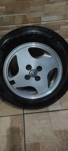 Vendo conjunto Rodas aro 14 Fiat com Pneus medida 175/65 dois pneus novos e dois meia vida