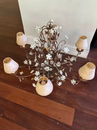Lustre decorativo com 6 cúpulas - estilo floral