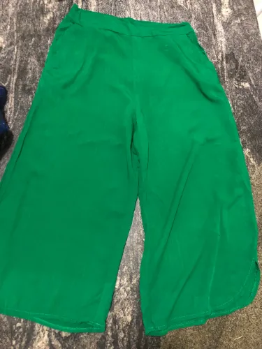 Calça verde. Modelo pantacourt (P)