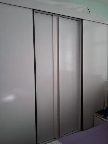Vende - guarda roupa.
