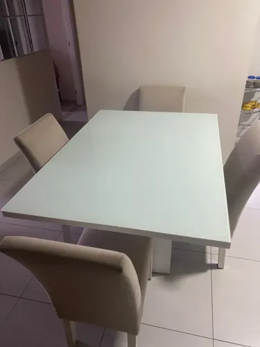 Conj de Mesa de Jantar Branca - com Tampo de Vidro Laqueado Branco - com 4 Cad