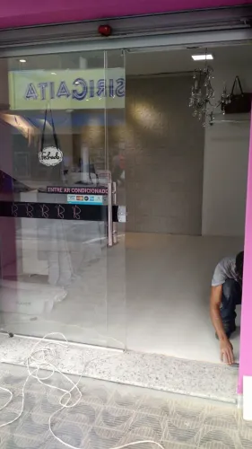 Vitrine em Blindex temperado com puxador em aço inox