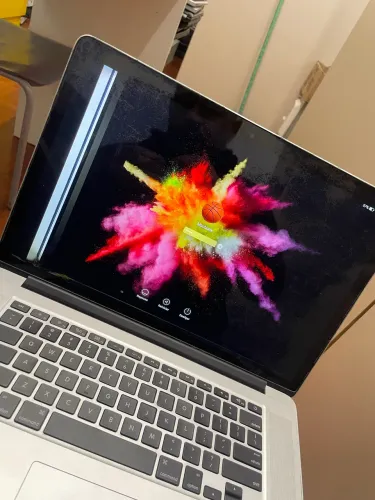 Macbook Pro Retina 15? Core i7 Ram 16gb SSD 128gb com detalhe na tela
