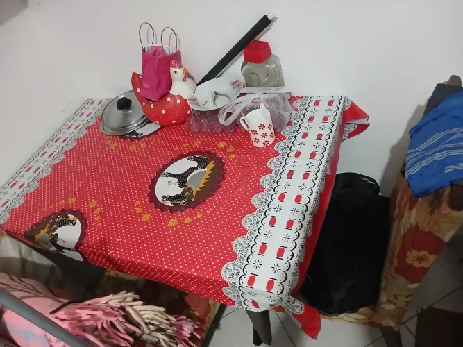 Tô vendendo uma mesa de cozinha quero nela 900 reais e nova chama