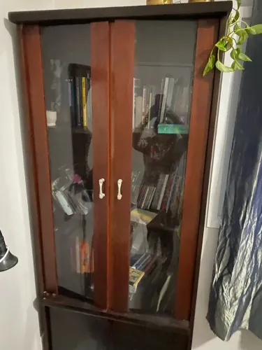 Cristaleira de madeira