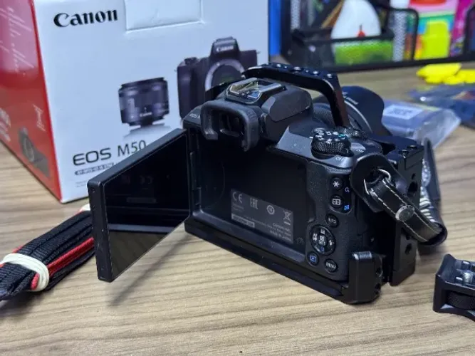 Canon EOS M50 Mark II + 2 Lentes + Cage + Adaptador EF + Cartão SD + Extras