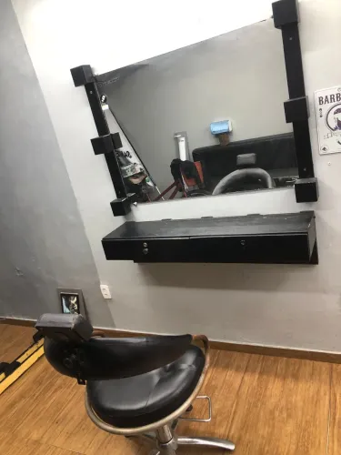 Bancada para barbearia cadeira e espelho 