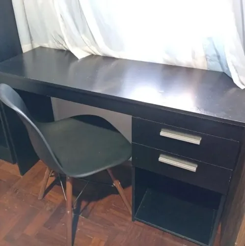 Escrivaninha com cadeira