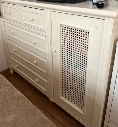Cômoda com gavetas e porta