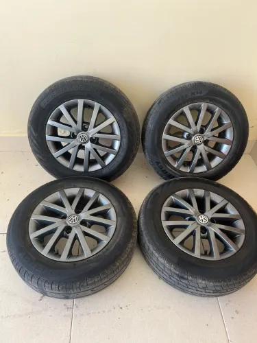 Rodas Aro 14 com pneus em excelente estado