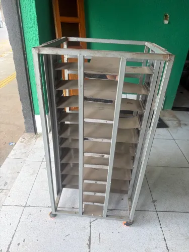 Carrinho de bandejas