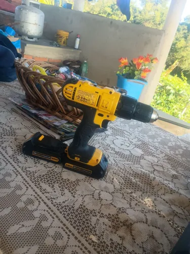 Parafusadeira Dewalt dcd776 20 v max + 2 baterias