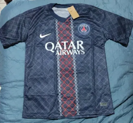 Camisa de time internacional e do Brasil e boné