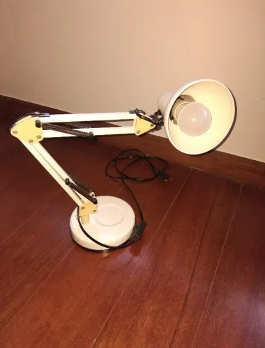 Abajur branco Tok&Stok (estilo Pixar)