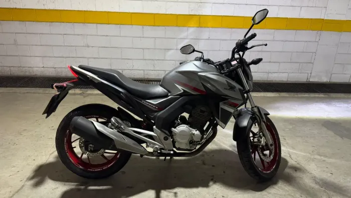 CB 250F em ótimo estado com apenas 45.000km ( moto de garagem)
