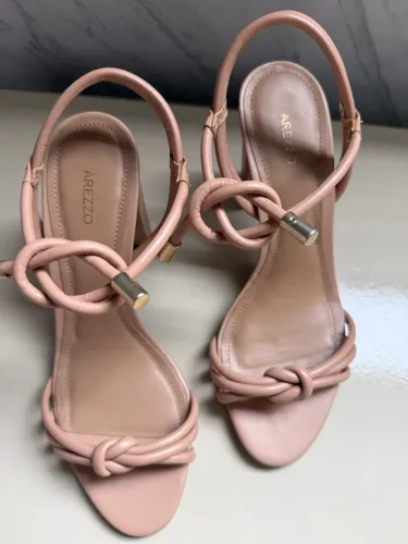Sandália Arezzo couro tamanho 35
