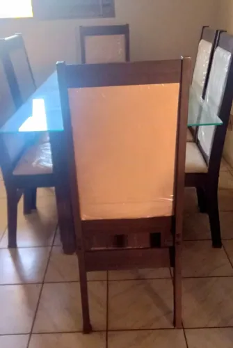 Mesa tampa de vidro e seis cadeiras