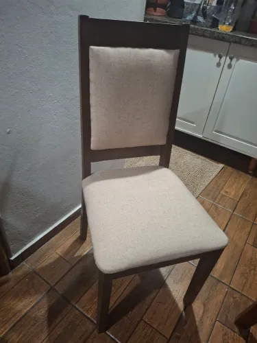 CADEIRAS EM MADEIRA E TECIDOS NOVOS