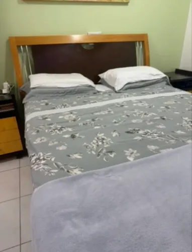 Cabeceira madeira maciça quesn size e 2 criados.
