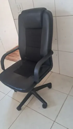Cadeira escritório em ótimo estado com rodinhas (Entrego)