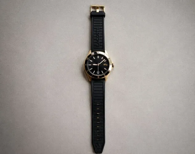 Relógio lacoste - preto e dourado - pulseira de borracha. Original/usado