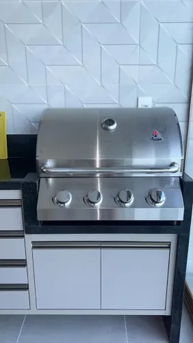 Vendo Churrasqueira a gás 4 queimadores nova
