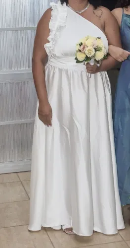 Vestido de noiva de cetim tamanho:   44 a 46 usado somente 1 vez