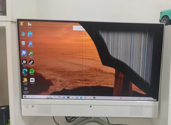 Computador All in One Lenovo 21,5" i3 4GB 1TB - Com defeito na tela