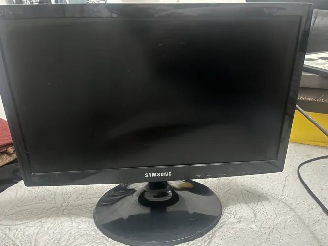 Monitor TV Samsung LED 19" (HDMI e Conversor Digital) - Perfeito Estado