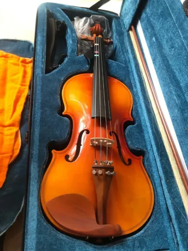 Kit, Violino 4/4 todo em madeira, espaleira, arco e breu. (Em estado de novo)