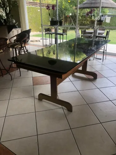 Mesa grande de granito 2,26m com base de madeira - resistente e ideal para área gourmet