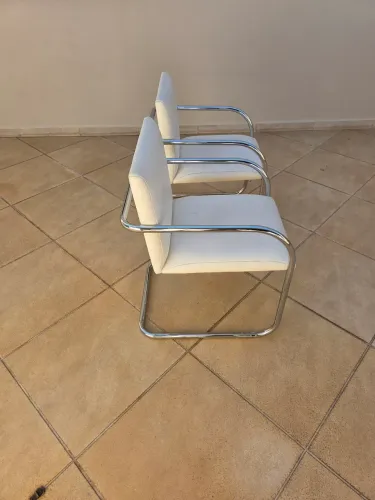  Par de Cadeiras Tubular - Design Modernista - Couro Branco