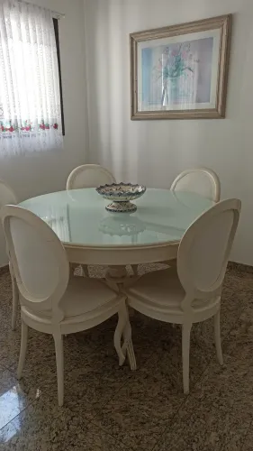 Mesa redonda com 5 cadeiras medalhão 