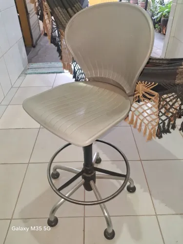 Cadeira para balcão com Regulagem.