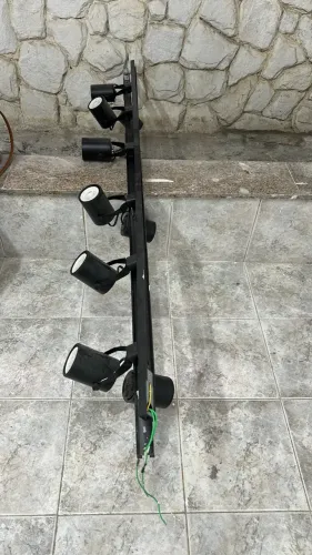 Vendo esses dois trilhos pretos de 2m, com 5 spots cada, com as lâmpadas amarelas(quente)