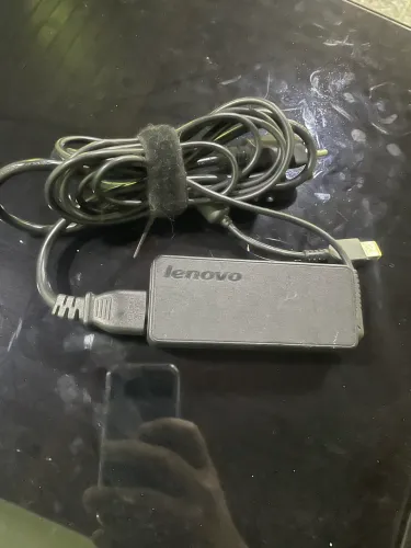 Carcaça de notebook da Lenovo com carregador