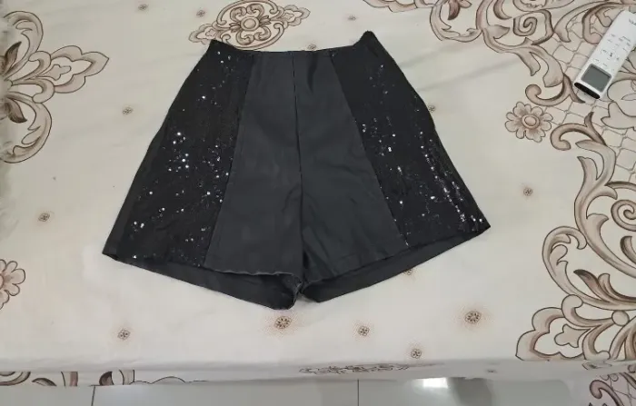Short preto com detalhes em paetês nas laterais
