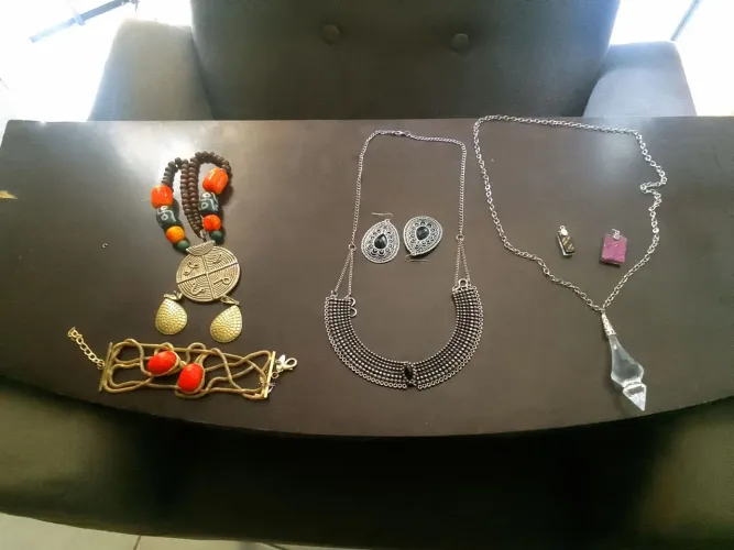 Conjunto de acessórios: colares brincos e pulseira